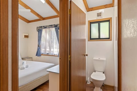 Deluxe 3 Bedroom Waterfront Cabin | Bathroom | Shower, towels