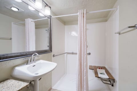 Combined shower/tub, free toiletries, hair dryer, towels