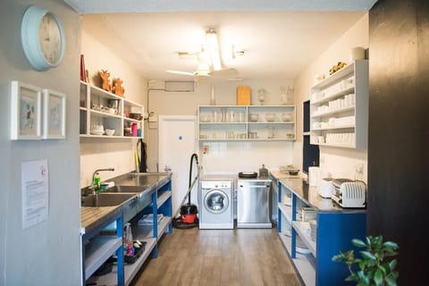 Villa | Shared kitchen | Full-size fridge, microwave, oven, stovetop