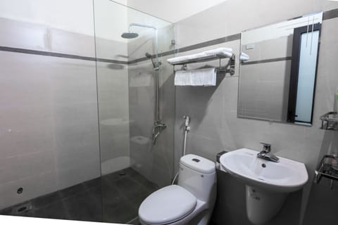 Bed in 12-Bed Mixed Dorm | Bathroom | Shower, rainfall showerhead, free toiletries, hair dryer