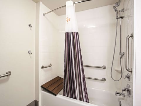 Combined shower/tub, free toiletries, hair dryer, towels