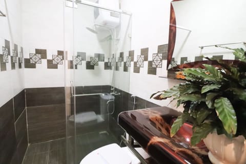 Superior Quadruple Room | Bathroom | Shower, hair dryer, slippers, bidet