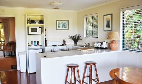 Lorikeet Luxury Cottage | Private kitchen | Fridge, microwave, oven, stovetop