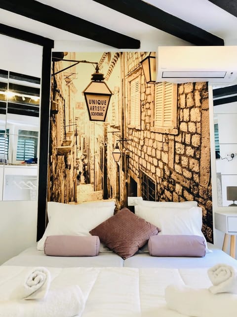 Romantic Room | Individually decorated, individually furnished, iron/ironing board