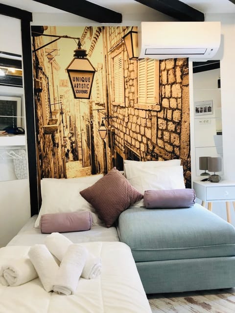 Romantic Room | Individually decorated, individually furnished, iron/ironing board