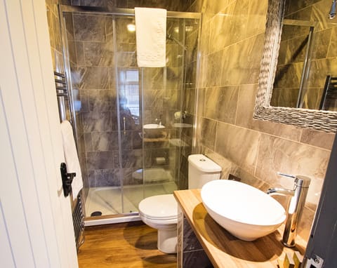 Deluxe Double Room | Bathroom | Shower, free toiletries, hair dryer, towels