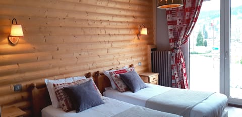 Annexe Chambre Twin, vue sur le lac, avec balcon | Individually decorated, individually furnished, blackout drapes