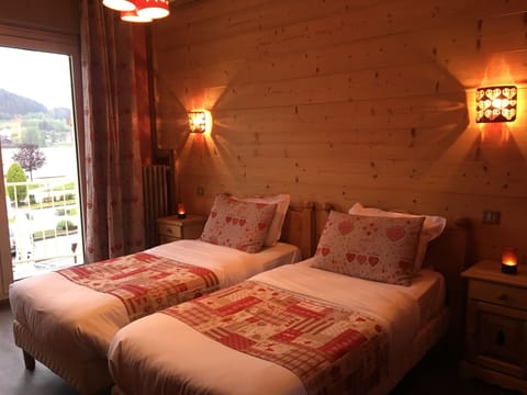 Annexe Chambre Twin, vue sur le lac, avec balcon | Individually decorated, individually furnished, blackout drapes