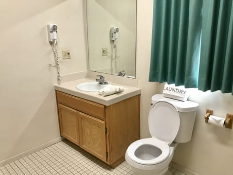 Combined shower/tub, towels