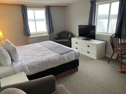 Classic Room, 1 King Bed, Lake View | Premium bedding, down comforters, pillowtop beds, blackout drapes