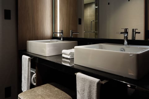 Junior Suite , 1 bed King , Non Smoking | Bathroom | Separate tub and shower, deep soaking tub, free toiletries, hair dryer