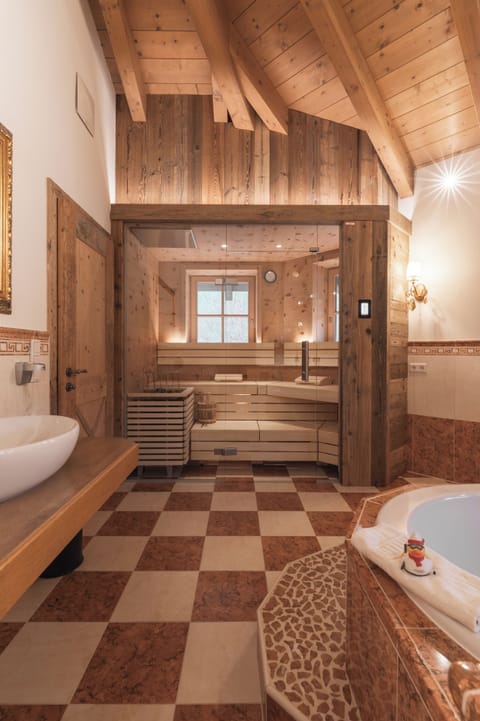Presidential Suite | Bathroom | Free toiletries, hair dryer, bathrobes, slippers