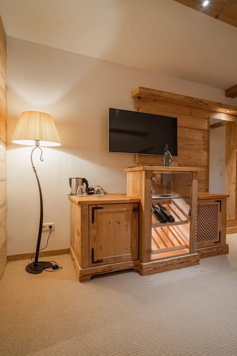 Suite | 1 bedroom, premium bedding, down comforters, minibar