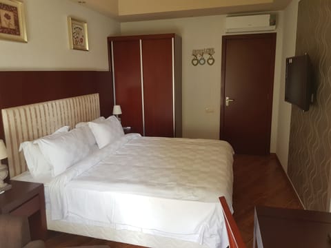 Luxury Apartment | Blackout drapes, iron/ironing board, free WiFi, bed sheets