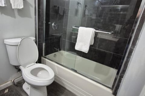 Room, 1 King Bed, Non Smoking, Jetted Tub | Bathroom | Free toiletries, towels