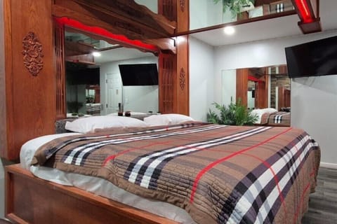 Room, 1 King Bed, Non Smoking, Jetted Tub | Egyptian cotton sheets, premium bedding, desk, blackout drapes