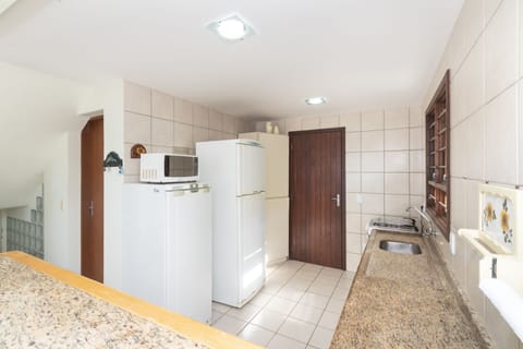 Basic Villa | Private kitchen | Fridge, microwave, oven, stovetop