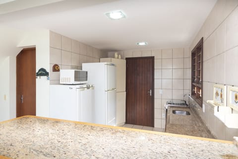 Basic Villa | Private kitchen | Fridge, microwave, oven, stovetop