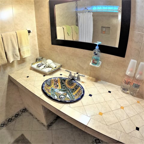 Deluxe Single Room | Bathroom | Shower, rainfall showerhead, towels, soap