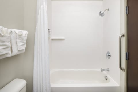 Combined shower/tub, free toiletries, hair dryer, towels