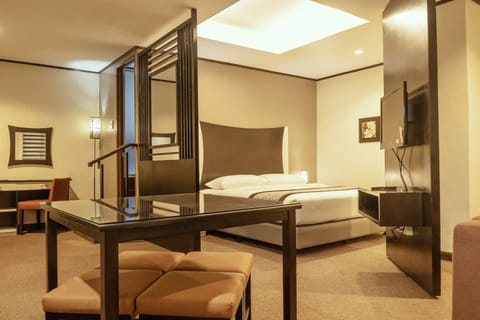 Executive Room | Living area | TV