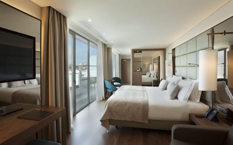 Executive Twin Room, Sea View | Minibar, in-room safe, soundproofing, free WiFi