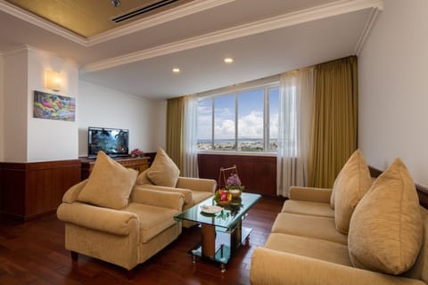 Junior Suite Ocean King | Living room | 32-inch LCD TV with cable channels, TV