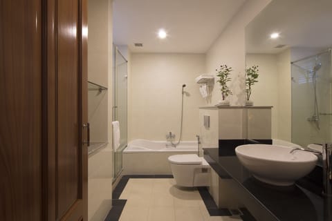 Junior Suite Ocean King | Bathroom | Separate tub and shower, rainfall showerhead, free toiletries