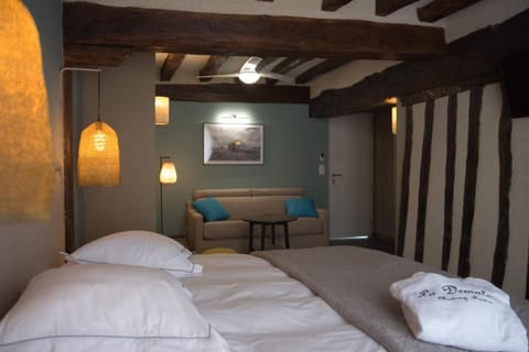 Deluxe Suite | 1 bedroom, in-room safe, blackout drapes, soundproofing