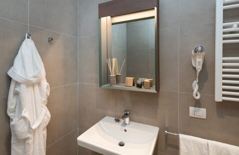 Panoramic Double Room | Bathroom | Shower, free toiletries, hair dryer, slippers