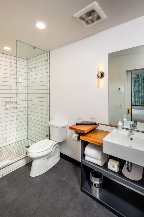 Suite (Mill Creek) | Bathroom | Shower, designer toiletries, hair dryer, bathrobes