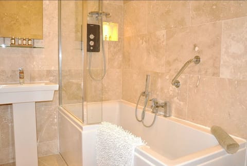 Deluxe Apartment | Bathroom | Shower, free toiletries, hair dryer, towels