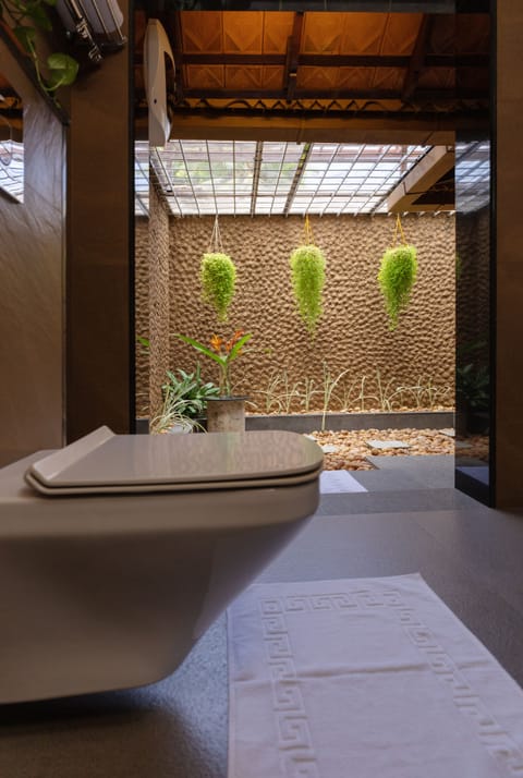 Premier Heritage Villa | Bathroom | Shower, rainfall showerhead, designer toiletries, hair dryer