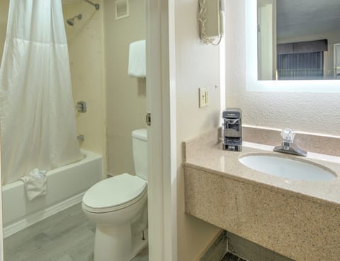 Combined shower/tub, free toiletries, hair dryer, towels