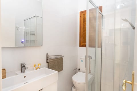 Superior Room | Bathroom | Free toiletries, hair dryer, towels