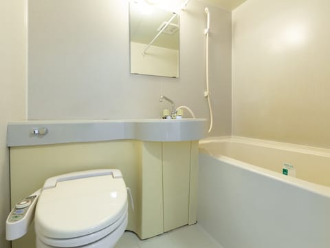 Combined shower/tub, deep soaking tub, free toiletries, hair dryer