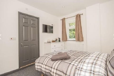 Double Room (No 1) | Desk, iron/ironing board, free WiFi, bed sheets