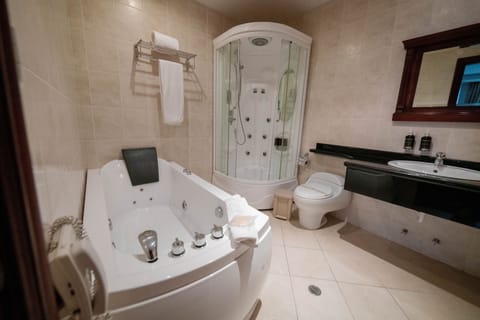 Junior Suite | Bathroom | Separate tub and shower, deep soaking tub, free toiletries, hair dryer