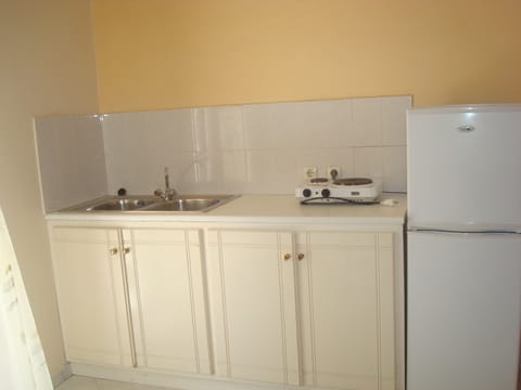 Apartment, 1 Bedroom | Private kitchenette | Stovetop, cookware/dishes/utensils