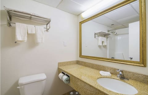 Combined shower/tub, free toiletries, towels