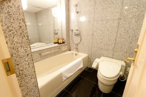 Combined shower/tub, deep soaking tub, free toiletries, hair dryer