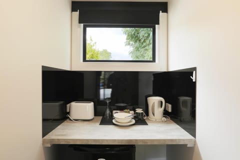 Studio motel room | Private kitchen | Fridge, microwave, coffee/tea maker, electric kettle