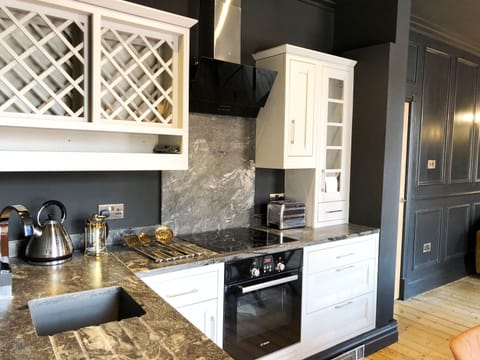 Apartment, Hot Tub | Restaurant