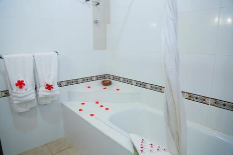 Suite, 1 Double Bed | Bathroom | Deep soaking tub, free toiletries, towels