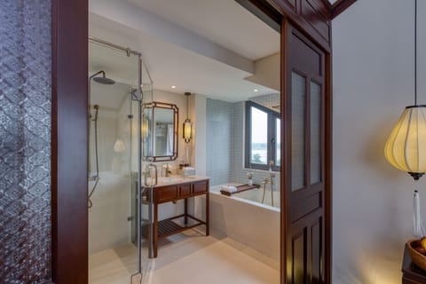 Cozy Suite | Bathroom | Combined shower/tub, free toiletries, hair dryer, bathrobes