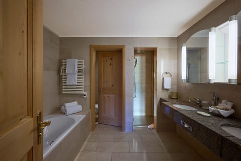 Junior Suite | Bathroom | Hair dryer, bathrobes, slippers, towels