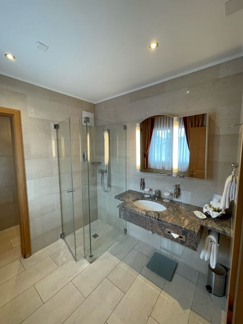 Double Room | Bathroom | Hair dryer, bathrobes, slippers, towels