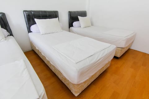 4 Single Beds | Free WiFi