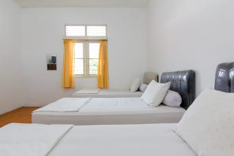 4 Single Beds | Free WiFi