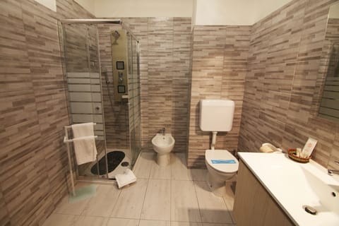 Superior Single Room | Bathroom | Hair dryer, bidet, towels